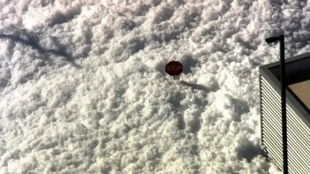 Kawasan sekitar hanggar di sebuah bandara di negara bagian AS California bagian tenggelam dalam lautan buih.