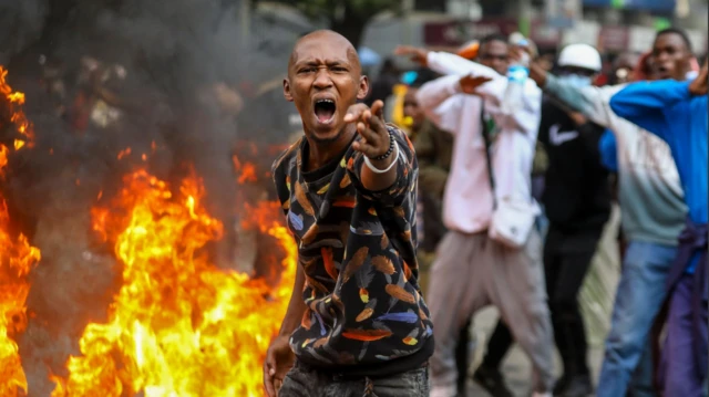 Kenia: las violentas protestas que dejaron al menos 22 muertos y obligaron a rectificar al presidente del país más estable de África - BBC News Mundo