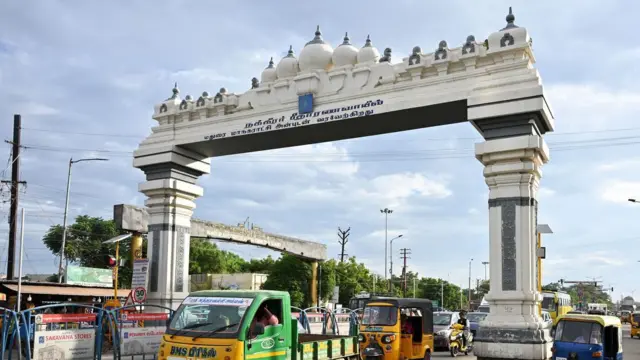 மதுரை நக்கீரர் நுழைவு வாயில் இடிப்பு