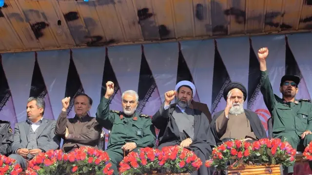 قاسم سلیمانی فرمانده سپاه قدس (نفر چهارم از سمت راست) در راهپیمایی سخنرانی کرد