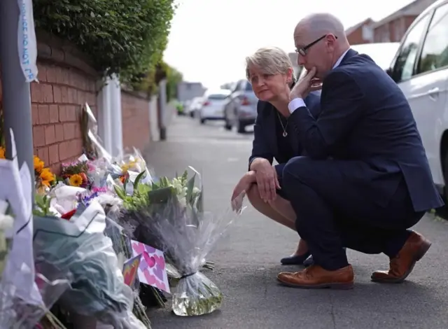 Home Secretary Yvette Cooper lay flowers near di scene for Hart Street on Tuesday