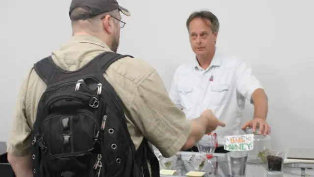 Marc Emery com cliente