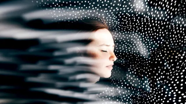 Ilustração de rosto de mulher com os olhos fechados com fundo preto e bolinhas brancas, como se estivesse esvoaçando