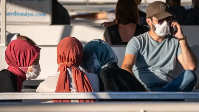 Deniz motorunda telefonla konuşan bir kişi.
