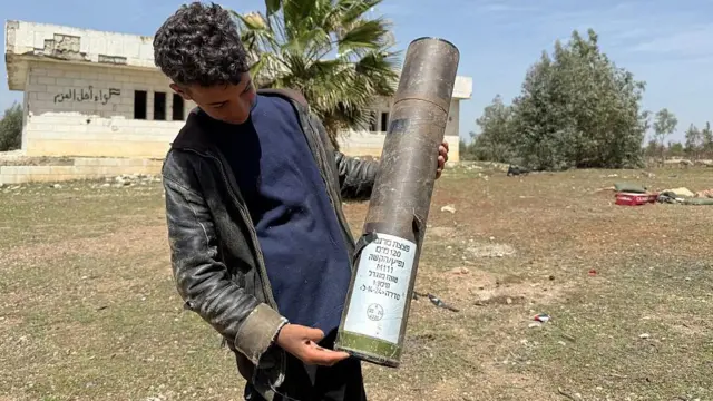Dara'da İsrail askerlerinin kullandığı silahlardan kalanlar bir çocuğun elinde