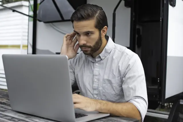 Un hombre frente a una laptop