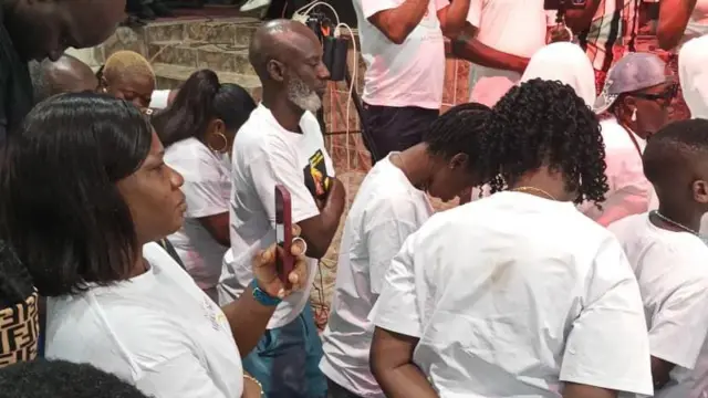 Awọn ẹbi Oloogbe kunlẹ lasiko ti pasitọ n gba adura fun wọn.