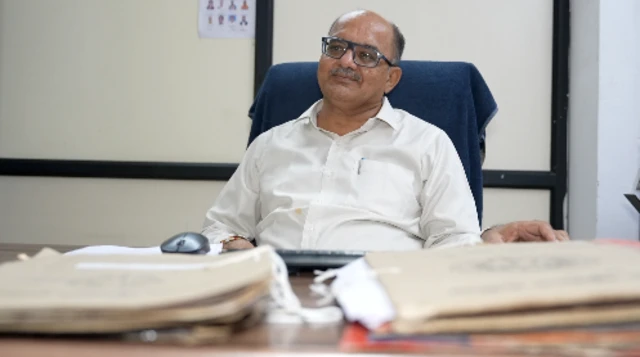 સોલડી વેસ્ટ વિભાગના ડેપ્યુટી ડાયરેક્ટર સૌરભ શાહ
થેલી સીવડવવા આવેલી મહિલાઓ થેલી સીવતા પારુલ બહેન સાથે વાત કરી રહ્યા છે. માય થેલી યાદોની થેલી અમદાવાદ બીબીસી ગુજરાતી જૂના કપડાં પ્લાસ્ટિકનું પ્રદુષણ પ્રદૂષણ