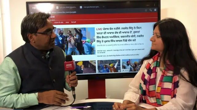 ਸੀਨੀਅਰ ਪੱਤਰਕਾਰ ਆਦਿਤੀ ਟੰਡਨ ਨਾਲ ਗੱਲ ਕਰਦੇ ਹੋਏ ਬੀਬੀਸੀ ਪੱਤਰਕਾਰ ਖੁਸ਼ਹਾਲ ਲਾਲੀ