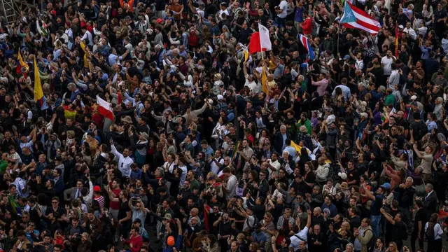 Milhares de pessoas se reuniram na Praça São Pedro