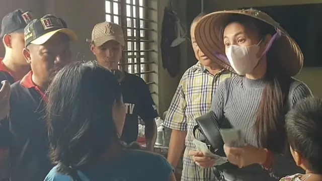 Ca sĩ Thủy Tiên trong một lần đi hỗ trợ dân tại vùng lũ lụt.
