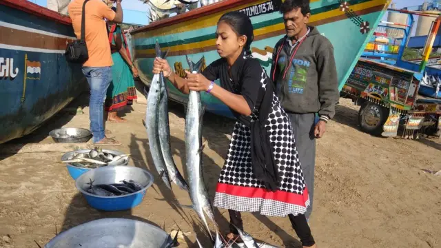 માછલાં વેચતી યુવતી