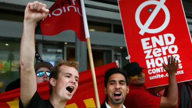 Unos jóvenes protestando