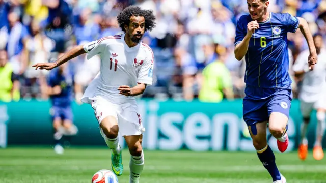 أكرم عفيف، لاعب منتخب قطر رقم 11، يبحث عن تمريرة خلال الشوط الثاني من مباراة المجموعة الثانية في كأس العالم ضد البوسنة والهرسك على ملعب سياتل في 24 يونيو/حزيران 2026 في سياتل، واشنطن. 