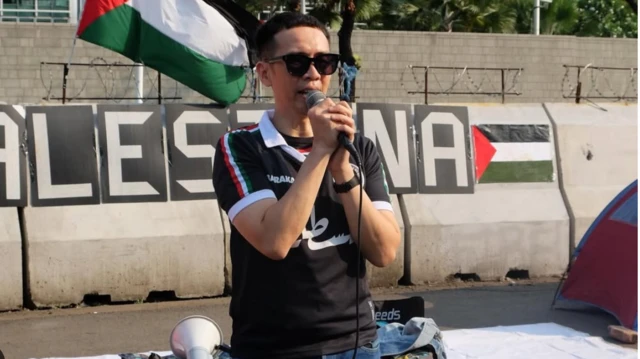 Eka Annash saat berorasi dalam sebuah aksi dukungan terhadap Palestina di Jakarta.