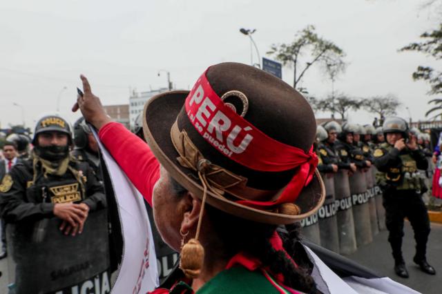 Mulher com chapéu e faixa com nome do Perucassino androidprotesto