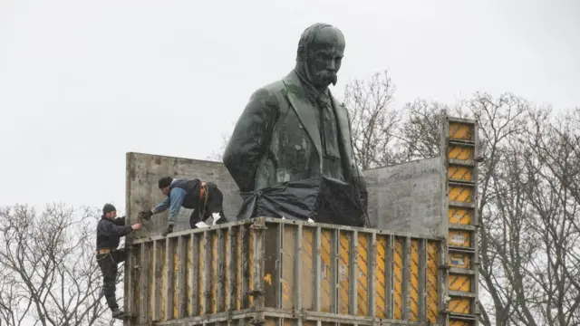 ઐતિહાસિક ધરોહરોને રશિયાનાના હુમલાથી બચાવવા માટે યુક્રેન દ્વારા તેમને વિવિધ રીતે ઢાંકવામાં આવી રહ્યાં છે. સ્થાનિકો તારાસ શૅવચેન્કોની મૂર્તિને ઢાંકી રહ્યાં છે.