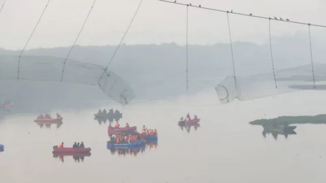 પુલ પર 400થી વધુની ભીડ