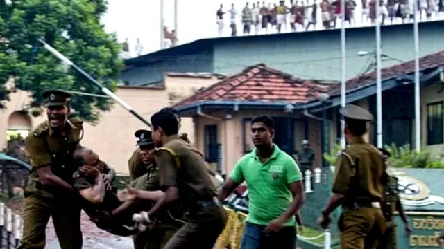 තුවාලකරුවෙක් රෝහල කරා ගෙන යමින්