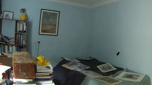 ሬሳ ጆን ምካሎ ኣብ ግዝያዊ መቓብር ተሓቢኡ፡ ብኮቦርታን ስእልታትን ተሸፊኑ ነበረ