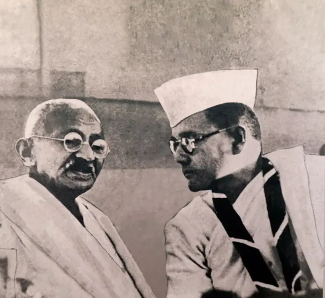 காந்தி தேசத்தந்தை ஆனது எப்படி?