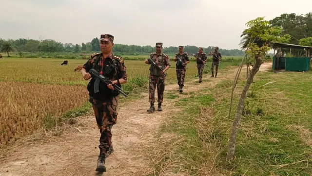 ব্রাহ্মণবাড়িয়ার বিজয়নগর সীমান্তের সিঙ্গারবিল ইউনিয়নের নোয়াবাদী গ্রামে টহল দিচ্ছে বিজিবি, আজ শুক্রবারের ছবি
