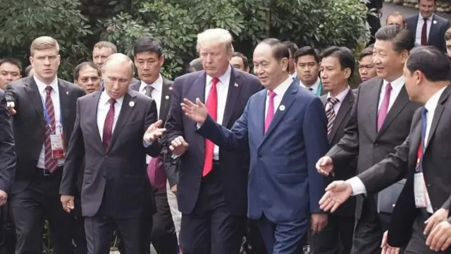 Chủ tịch Việt Nam Trần Đại Quang (giữa)
