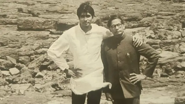 தந்தை ஹரிவன்ஷ் ராய் பச்சனுடன் அமிதாப்