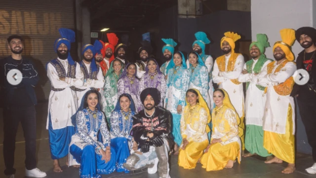 ਦਿਲਜੀਤ ਦੇ ਨਾਲ ਭੰਗੜਾ ਟੀਮ ਦੀ ਗਰੁੱਪ ਫੋਟੋ