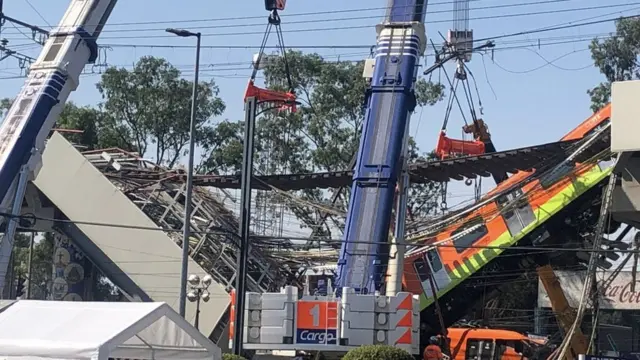 Trabajos de remoción de uno de los vagones estrellados.