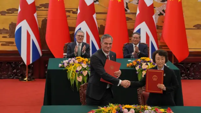 北京人民大會堂內，施紀賢爵士（後左）與李強（後右）見證英國商務大臣靳秉德（Peter Kyle，前中）與中方官員簽署合約（29/1/2026）