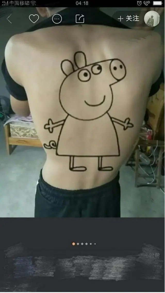 不少網民將小豬佩奇紋在身上。
