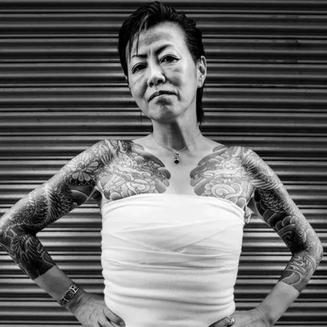 مافیا باس کے ایک گارڈ کی مدد سے کلوئی کو خاندان اور تنظیم کا اعتماد حاصل ہو گیا