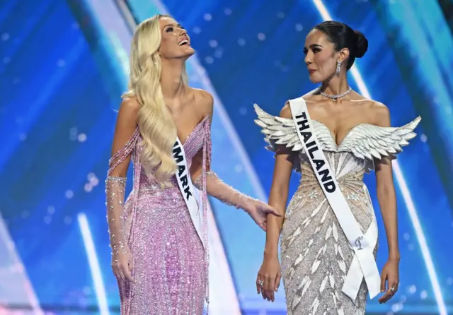 ၂၀၂၄ Miss Universe ပြိုင်ပွဲတုန်းက သရဖူရ ဒိန်းမတ်အလှယ်မယ်နဲ့အတူ တွေ့ရတဲ့ အိုပယ်