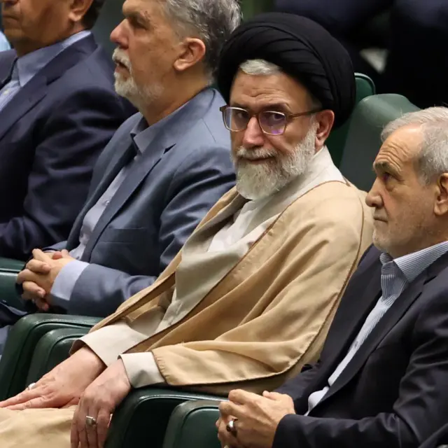 İsmail Hatib, 17 Ağustos 2024'te İran parlamentosunda diğer erkeklerle birlikte bir sırada oturuyor.
