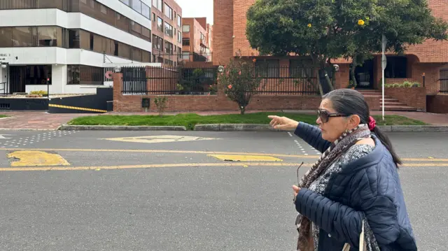 Marta Munar caminando por su acomodado barrio en el norte de Bogotá.