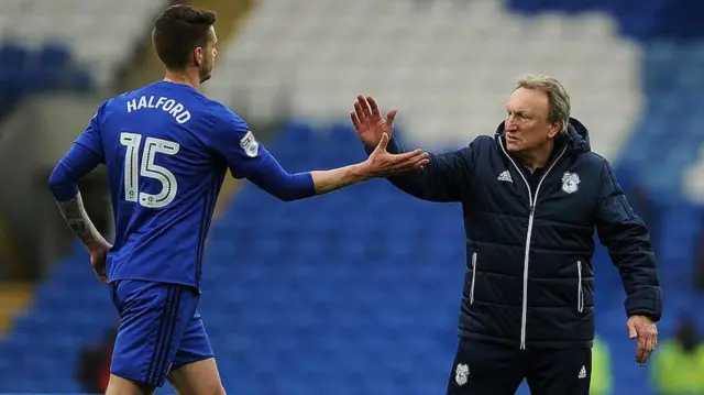 هلفورد هنگامی که در کاردیف بود، متوجه شد که اوتیسم دارد و از مربی‌اش، نیل وارنوک، (چپ) بابت واکنشی که داشت، تقدیر می‌کند