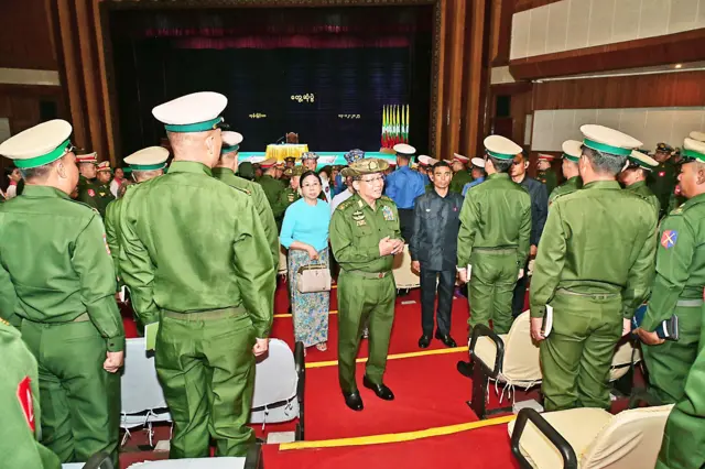 ဒီဇင်ဘာ ၁၃ ရက် ရန်ကုန်တပ်နယ်က တပ်ဖွဲ့ဝင်တွေနဲ့ တွေ့ဆုံနေတဲ့ စစ်ခေါင်းဆောင် 