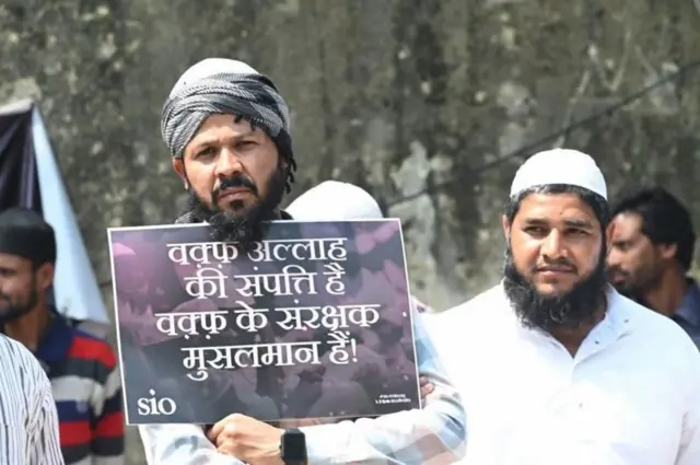 2025 मध्ये मंजूर करण्यात आलेल्या वक्फ सुधारणा कायद्यात वक्फशी संबंधित अनेक तरतुदींमध्ये बदल करण्यात आले आहेत.