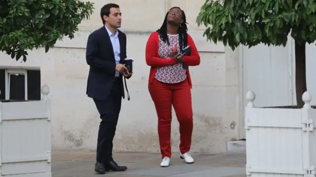 سيبيث أندياي ومستشار إيمانويل ماكرون السياسي ستيفاني سيجور