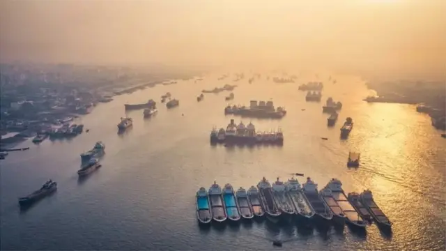 सबसे जरूरी था चटगांव बंदरगाह से बारूदी सुरंगें हटाना. इस कार्य में सोवियत संघ ने सहायता की थी.