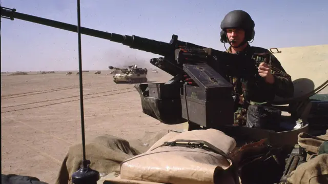 Britanski vojnik na tenku u Kuvajtu 1991.