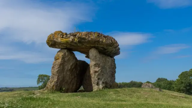 Захоронение эпохи неолита в Гламоргане