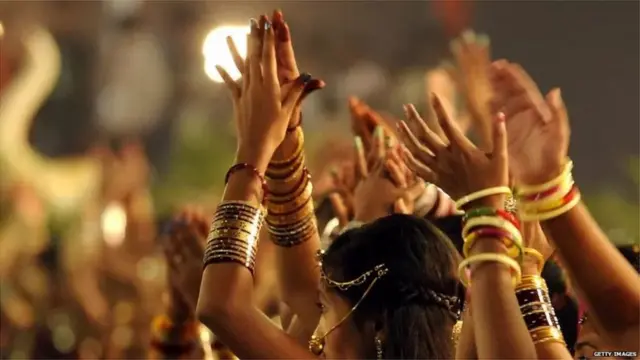 મુસ્લિમોને ગરબામાંથી બહાર કાઢવામાં આવ્યા