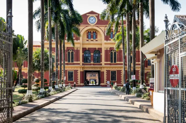 အလံနီတွေ ၀ိုင်းပြီး ဆန္ဒပြခဲ့တဲ့ အတွင်းဝန်များရုံး