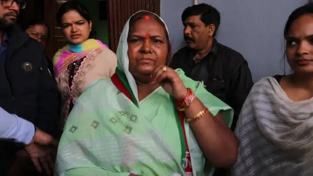 समाजवादी पार्टी ने पूर्व मंत्री गायत्री प्रजापति की पत्नी महरजी देवी को टिकट दिया है.