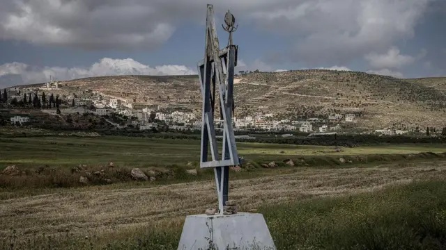 صورة أرشيفية تُظهر نجمة داود معدنية موضوعة خارج بؤرة ملاخي هاشالوم الاستيطانية، قرب قرية المغير الفلسطينية الظاهرة في الخلفية، في الضفة الغربية المحتلة، في 20 أبريل/نيسان 2026