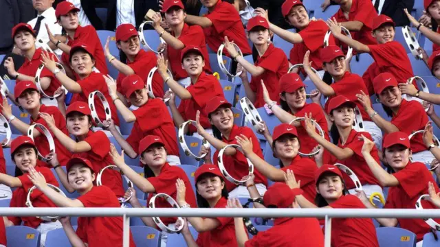 2005년 인천에서 열린 제16회 아시아육상경기대회에 참석한 북한 응원단