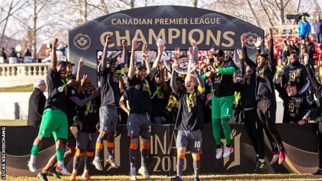 Le Forge FC célèbre la victoire du premier titre de la Première Ligue canadienne