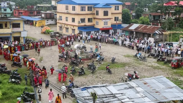 खोप केन्द्रमा लागेको मानिसहरूको भिडले सङ्क्रमण बढ्न सक्ने चिन्ता बढेको छ